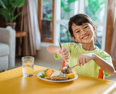 Dính thắng lưỡi là gì? Khi nào cần cắt?